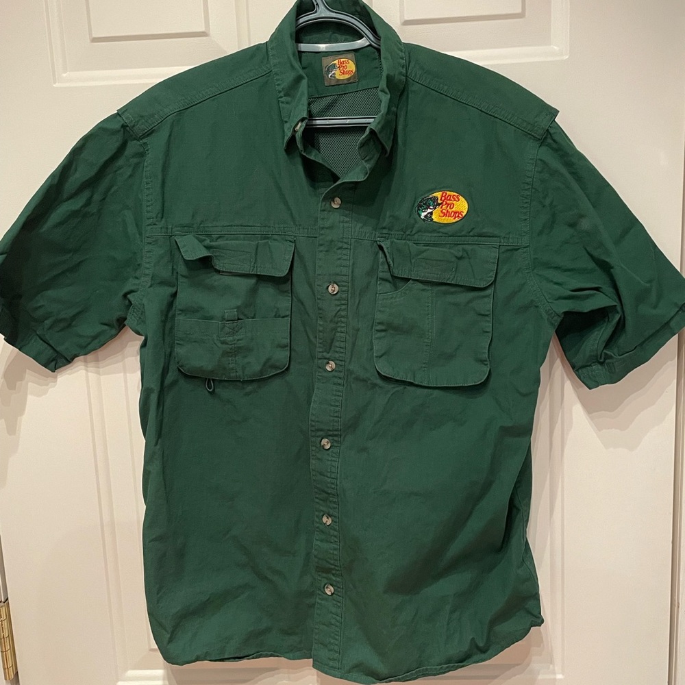 BASS PRO SHOP- FISHING BUTTON UP SHIRT- GREEN- SIZE MEDIUM